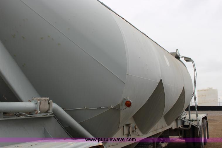 image for item F7584 1982 Fruehauf pneumatic trailer