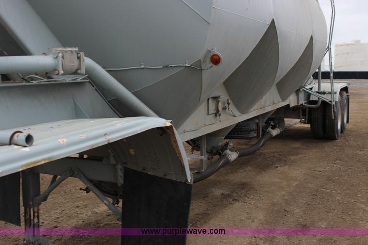 image for item F7584 1982 Fruehauf pneumatic trailer