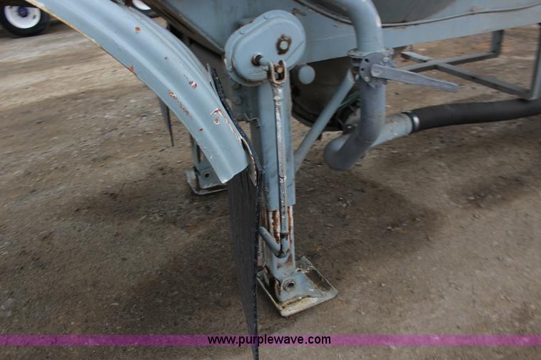 image for item F7584 1982 Fruehauf pneumatic trailer