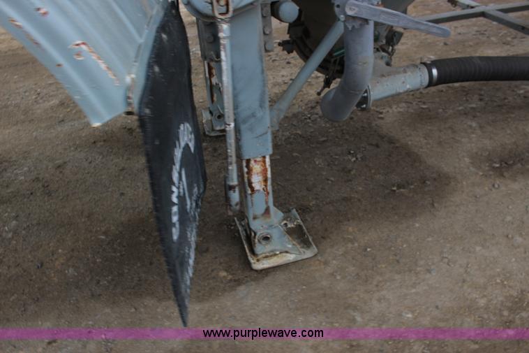 image for item F7584 1982 Fruehauf pneumatic trailer