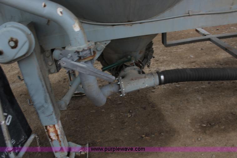 image for item F7584 1982 Fruehauf pneumatic trailer