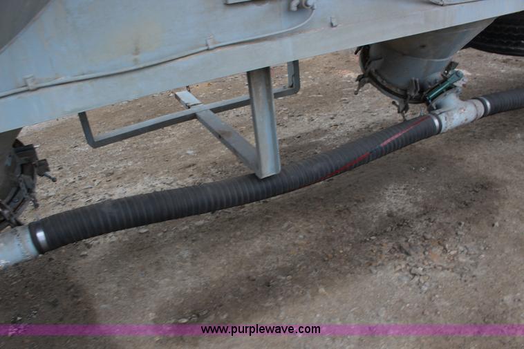 image for item F7584 1982 Fruehauf pneumatic trailer