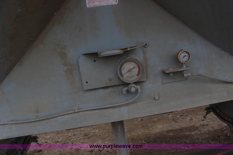 image for item F7584 1982 Fruehauf pneumatic trailer