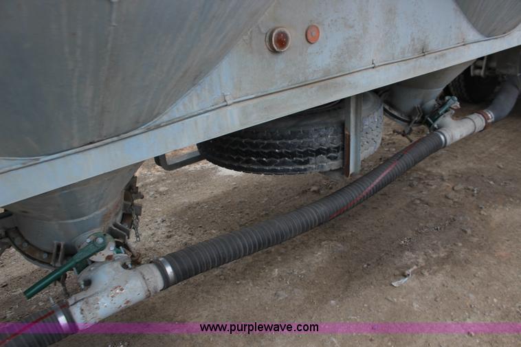 image for item F7584 1982 Fruehauf pneumatic trailer