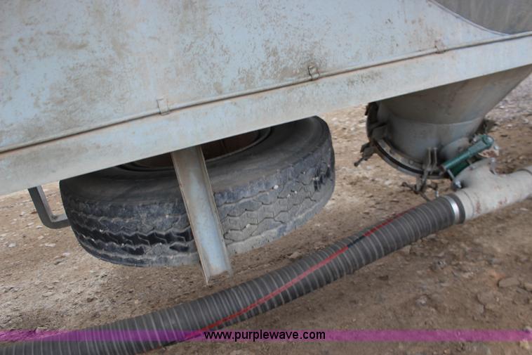 image for item F7584 1982 Fruehauf pneumatic trailer