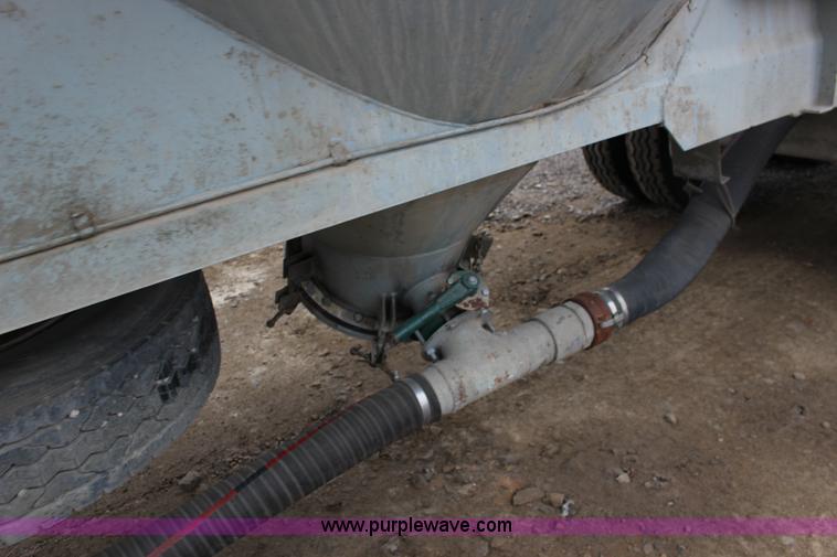 image for item F7584 1982 Fruehauf pneumatic trailer