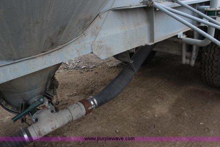 image for item F7584 1982 Fruehauf pneumatic trailer