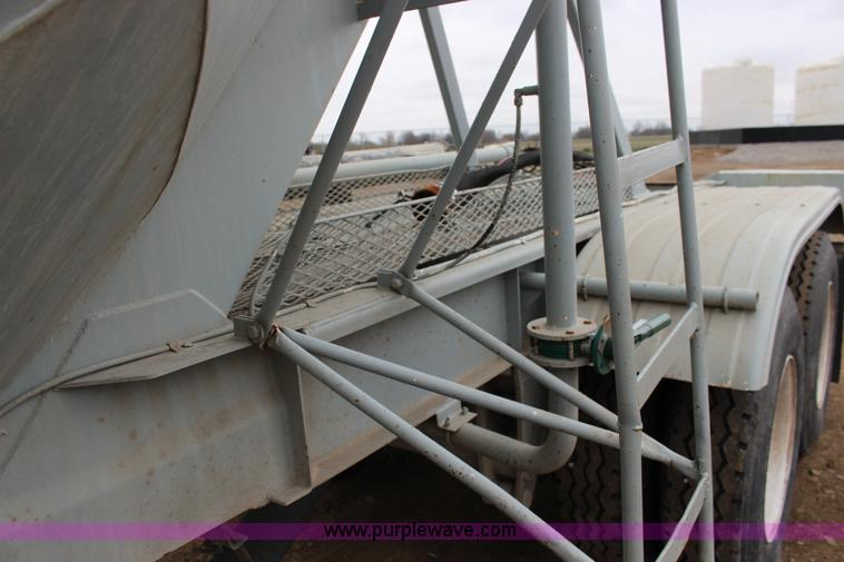 image for item F7584 1982 Fruehauf pneumatic trailer