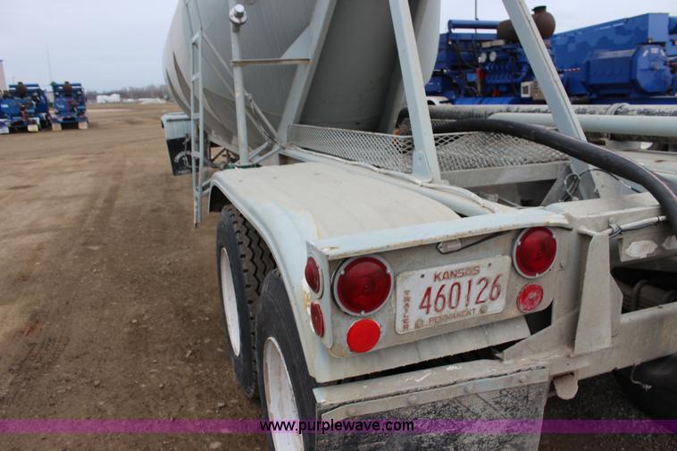 image for item F7584 1982 Fruehauf pneumatic trailer