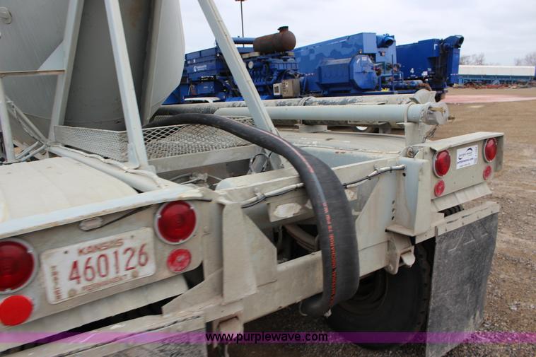 image for item F7584 1982 Fruehauf pneumatic trailer