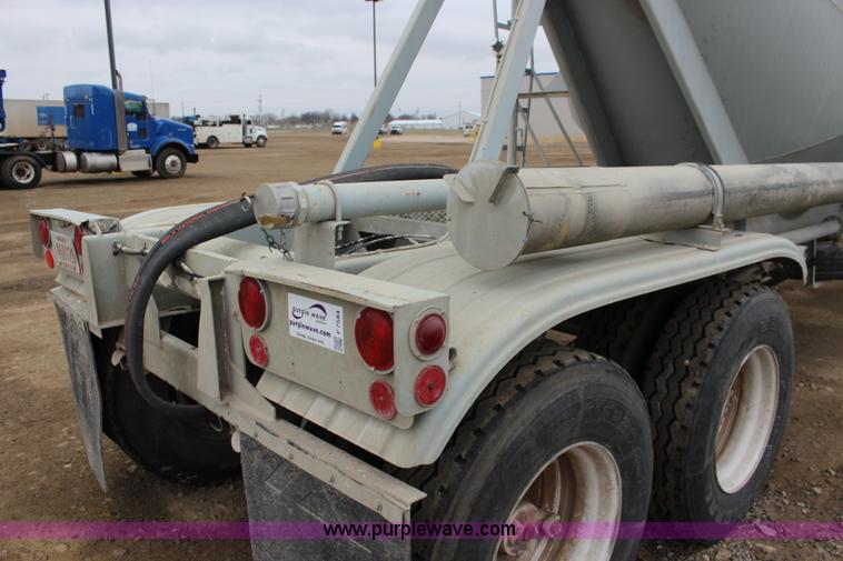 image for item F7584 1982 Fruehauf pneumatic trailer