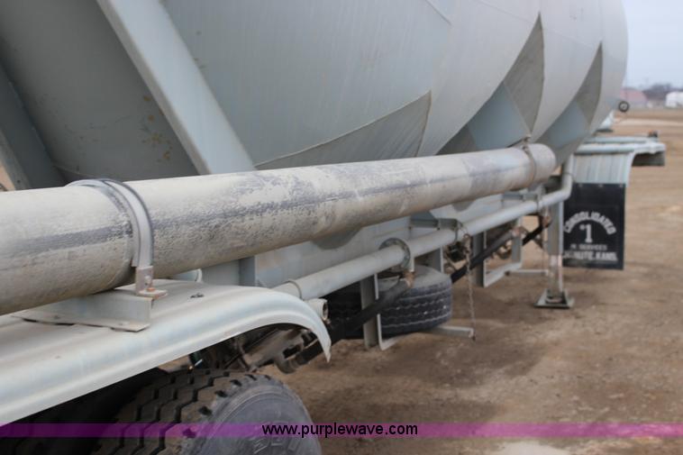 image for item F7584 1982 Fruehauf pneumatic trailer