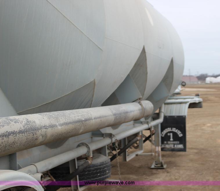 image for item F7584 1982 Fruehauf pneumatic trailer