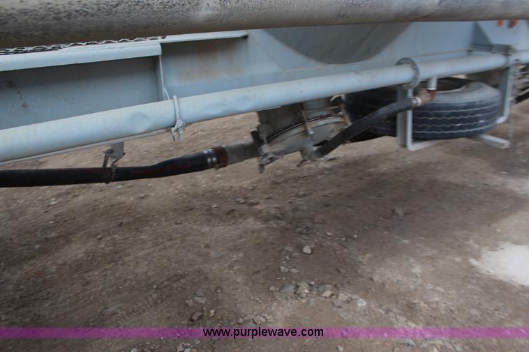 image for item F7584 1982 Fruehauf pneumatic trailer