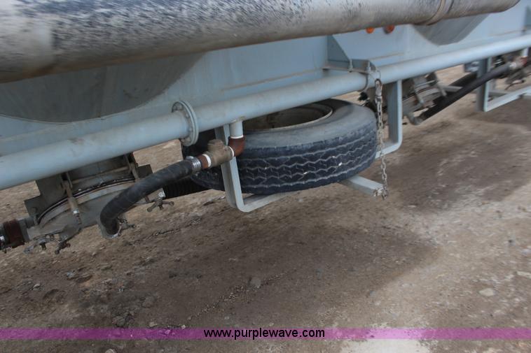 image for item F7584 1982 Fruehauf pneumatic trailer