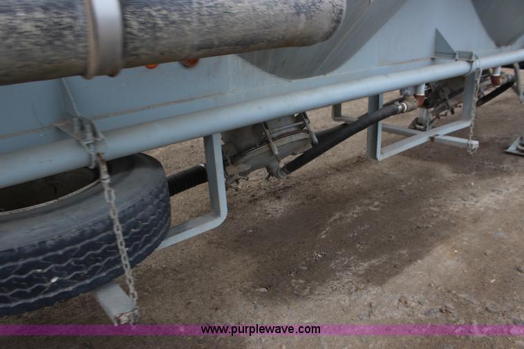 image for item F7584 1982 Fruehauf pneumatic trailer