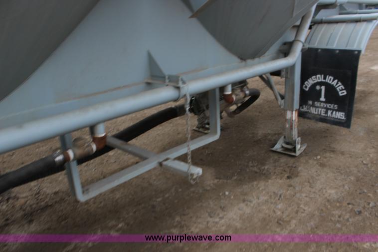 image for item F7584 1982 Fruehauf pneumatic trailer