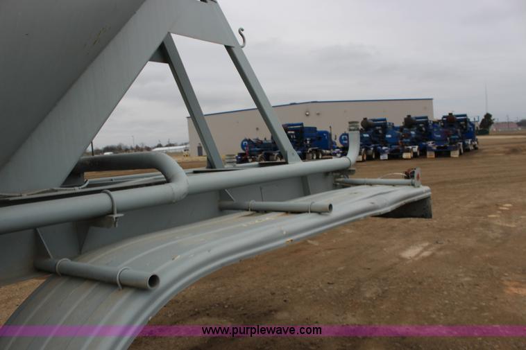 image for item F7584 1982 Fruehauf pneumatic trailer