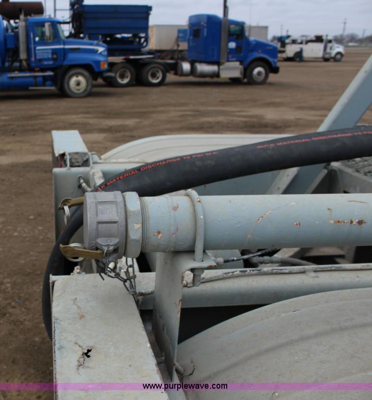 image for item F7584 1982 Fruehauf pneumatic trailer