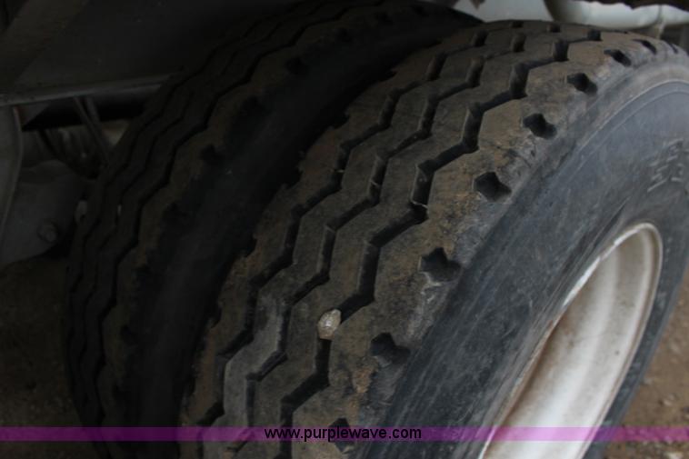 image for item F7584 1982 Fruehauf pneumatic trailer