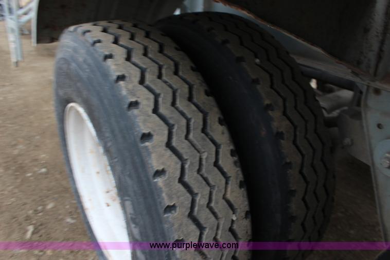 image for item F7584 1982 Fruehauf pneumatic trailer