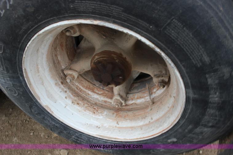 image for item F7584 1982 Fruehauf pneumatic trailer