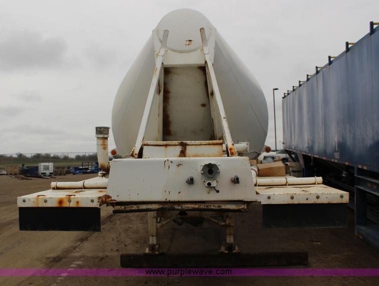 image for item F7585 1980 Fruehauf pneumatic trailer