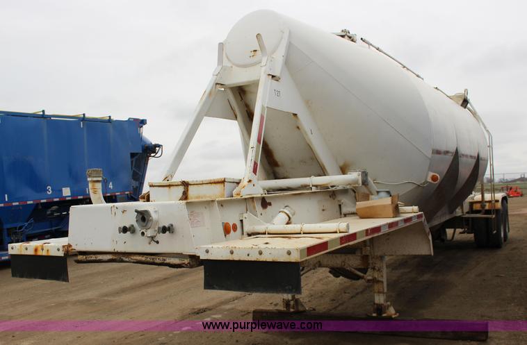 image for item F7585 1980 Fruehauf pneumatic trailer