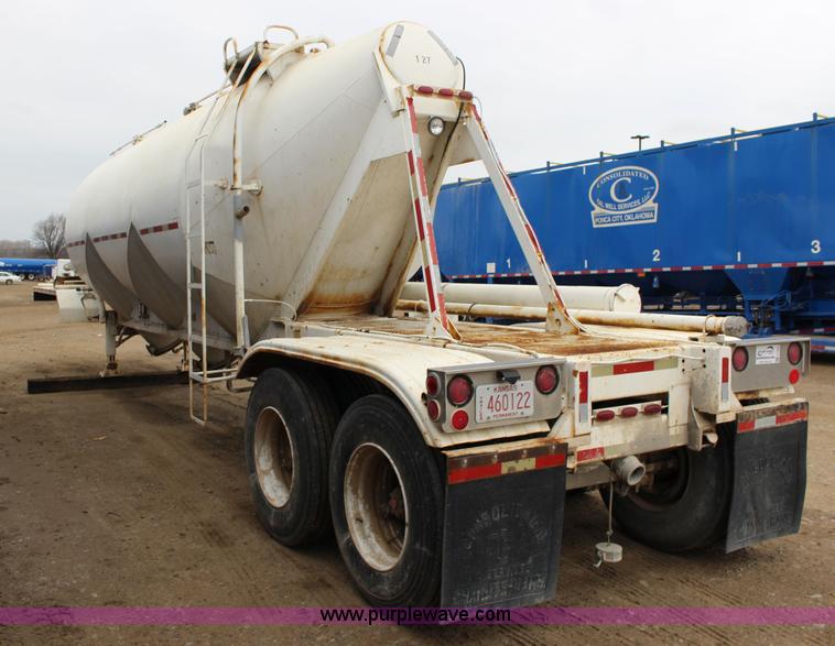 image for item F7585 1980 Fruehauf pneumatic trailer