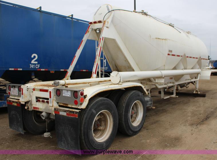 image for item F7585 1980 Fruehauf pneumatic trailer
