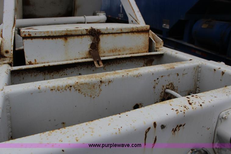 image for item F7585 1980 Fruehauf pneumatic trailer