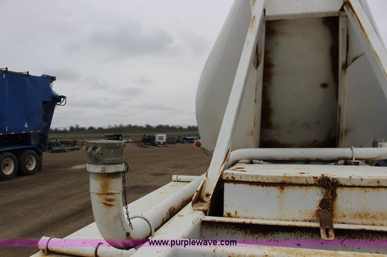 image for item F7585 1980 Fruehauf pneumatic trailer