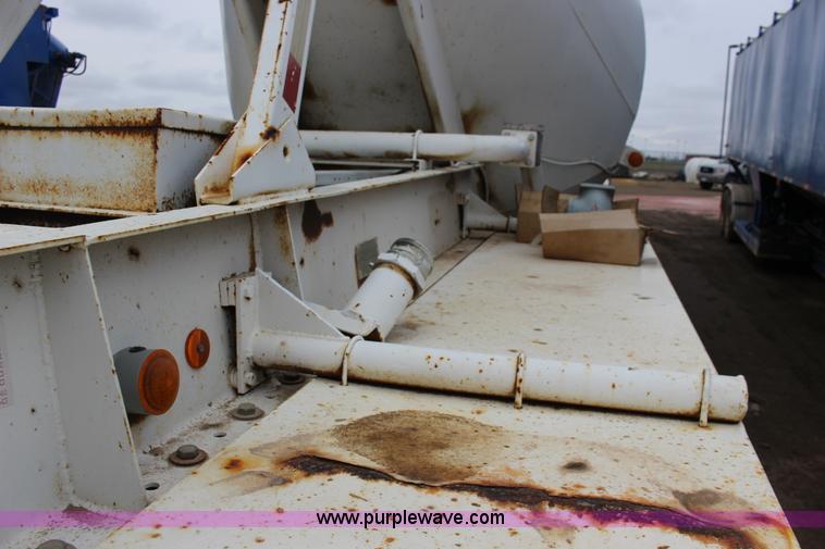 image for item F7585 1980 Fruehauf pneumatic trailer