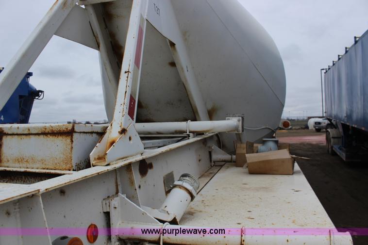 image for item F7585 1980 Fruehauf pneumatic trailer