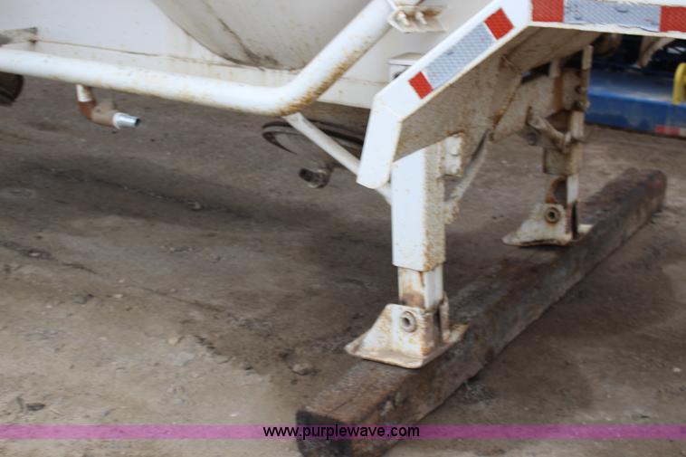 image for item F7585 1980 Fruehauf pneumatic trailer