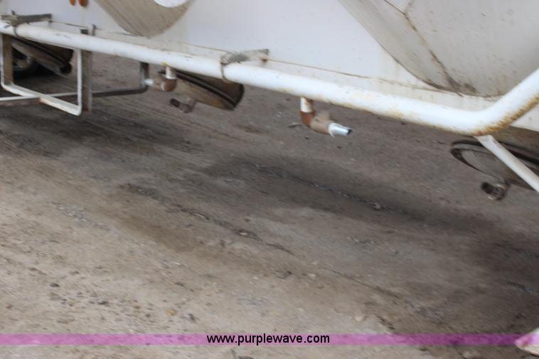 image for item F7585 1980 Fruehauf pneumatic trailer