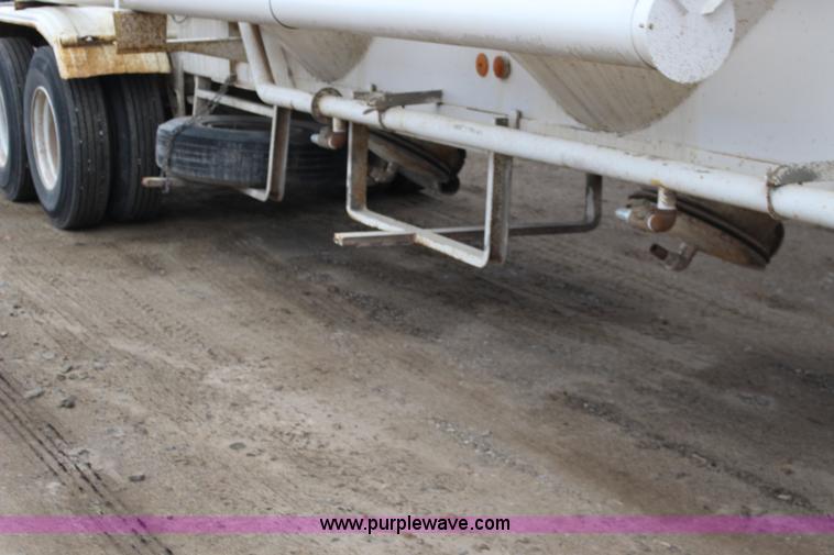 image for item F7585 1980 Fruehauf pneumatic trailer