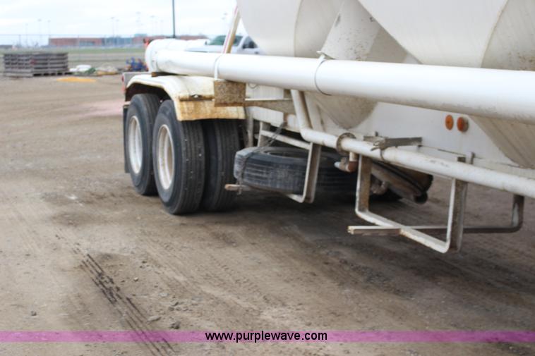 image for item F7585 1980 Fruehauf pneumatic trailer