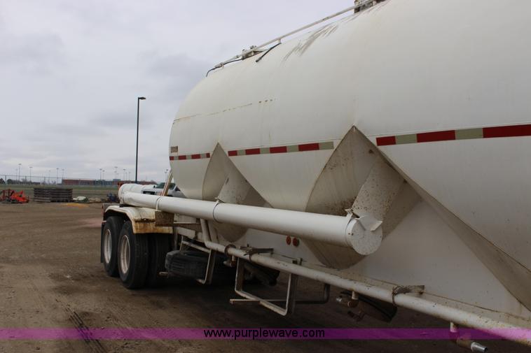 image for item F7585 1980 Fruehauf pneumatic trailer
