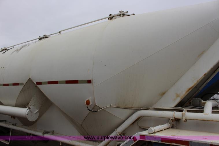 image for item F7585 1980 Fruehauf pneumatic trailer