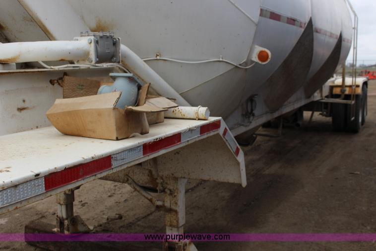 image for item F7585 1980 Fruehauf pneumatic trailer