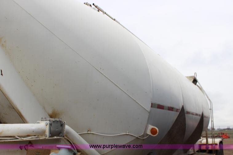 image for item F7585 1980 Fruehauf pneumatic trailer