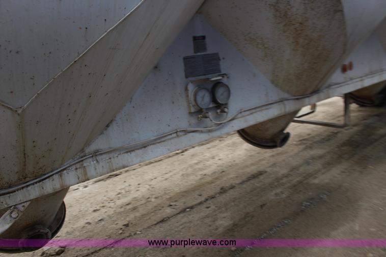 image for item F7585 1980 Fruehauf pneumatic trailer