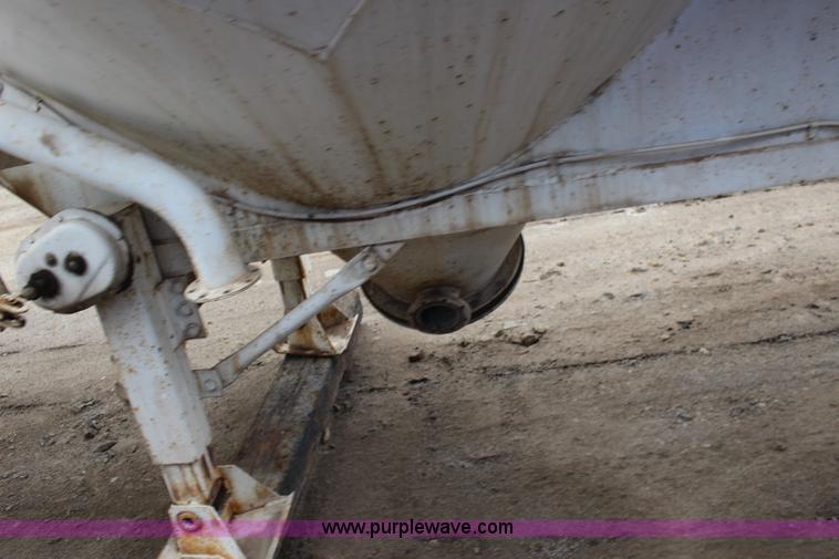 image for item F7585 1980 Fruehauf pneumatic trailer