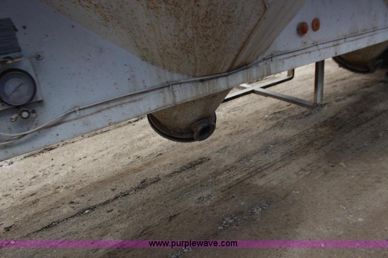image for item F7585 1980 Fruehauf pneumatic trailer