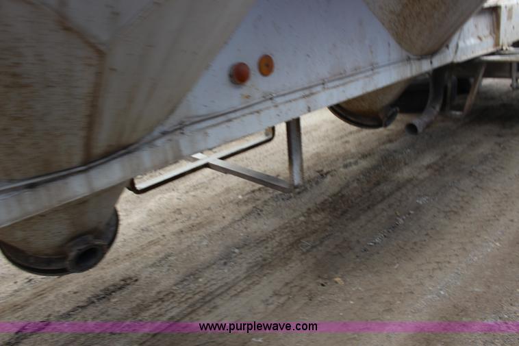 image for item F7585 1980 Fruehauf pneumatic trailer