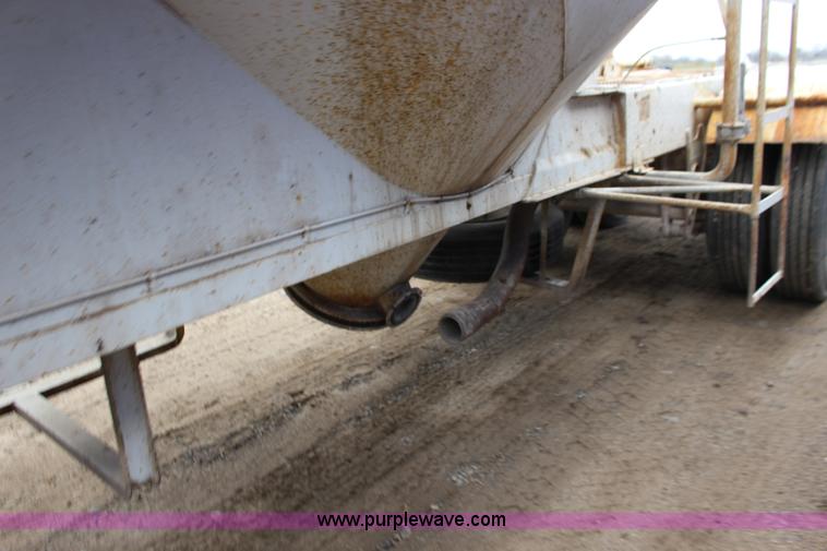 image for item F7585 1980 Fruehauf pneumatic trailer