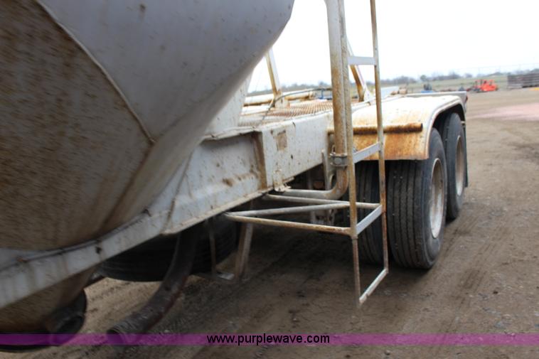 image for item F7585 1980 Fruehauf pneumatic trailer