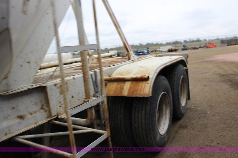 image for item F7585 1980 Fruehauf pneumatic trailer