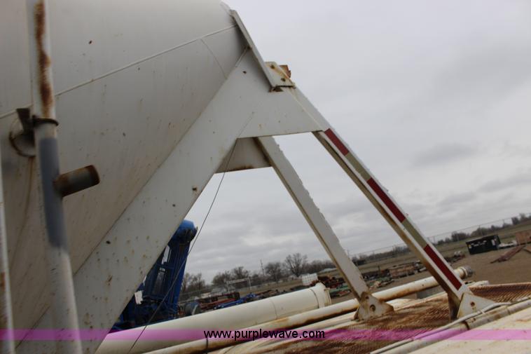 image for item F7585 1980 Fruehauf pneumatic trailer